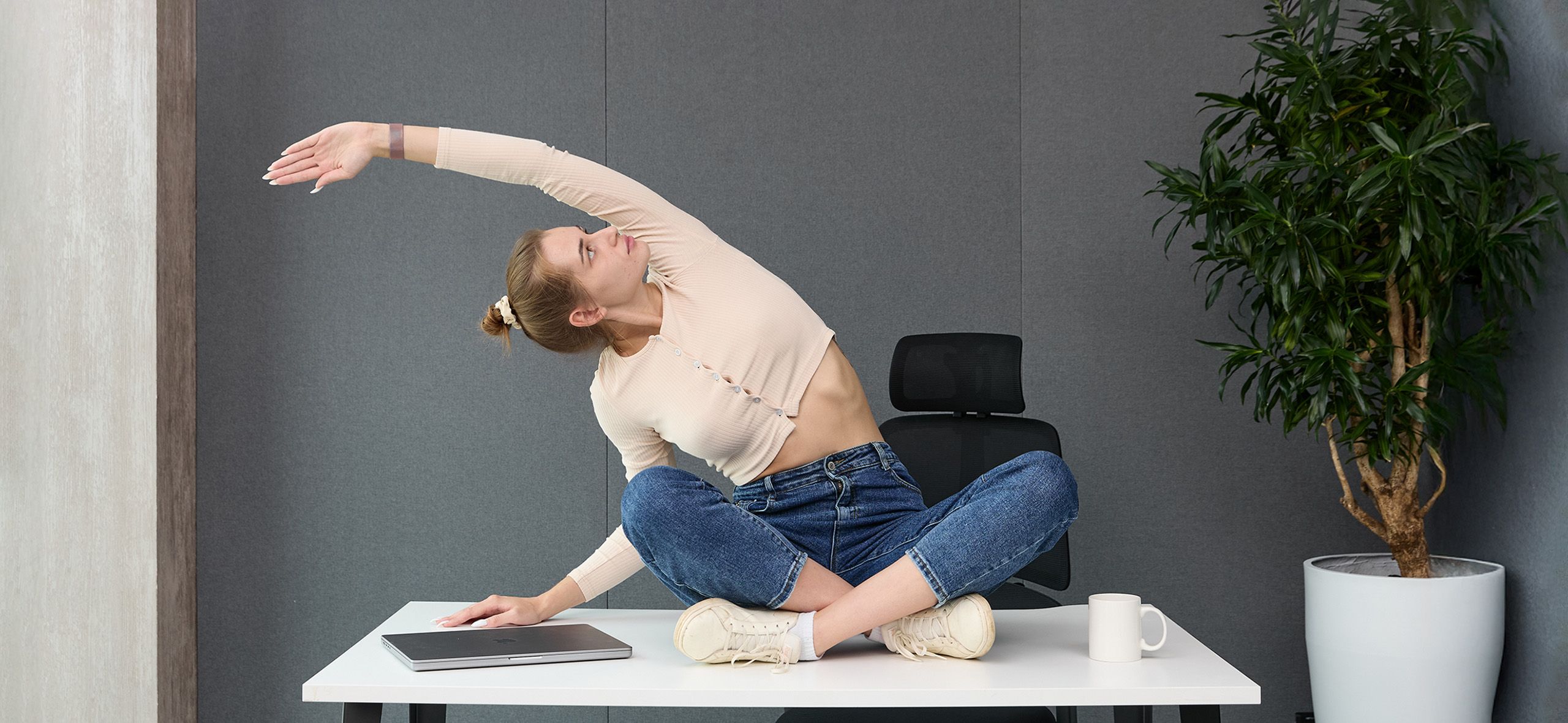 Posisi duduk yang baik dan ergonomis saat bekerja di meja